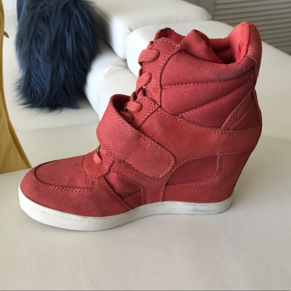 Kicking by Zigi Soho - Picture 3 of 5